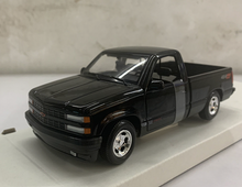 Load image into Gallery viewer, Maisto 1:24 1993 454 SS Pickup Truck Sports Model Toy Diecast Metal Car BN