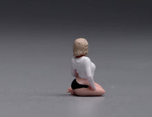 Load image into Gallery viewer, 1:64 Painted Figure Model Miniature Resin Sand Kneeling Beauty Woman Girl Blond