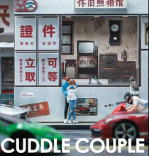 Load image into Gallery viewer, 1:64 Painted Figure Mini Model Miniature Resin Diorama Sand Cuddle Couple Lover