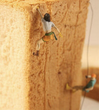 Load image into Gallery viewer, 1:64 Painted Figure Model Miniature Resin Diorama Sand Outdoor Mountain Climbing