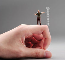Load image into Gallery viewer, 1:64 Painted Unpainted Figure Model Miniature Resin Diorama Sand Traveling Man New
