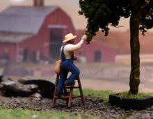 Load image into Gallery viewer, 1:64 Painted Figure Model Miniature Resin Diorama Toy Sand Farmers Family Set