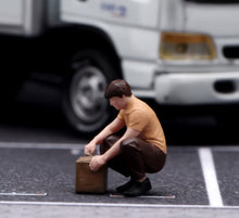 Load image into Gallery viewer, 1:64 Painted Figure Model Miniature Resin Sand Diorama Couriers Workers Set