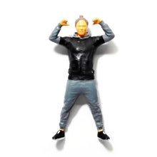 Load image into Gallery viewer, 1:64 Painted Figure Mini Model Miniature Resin Diorama Sand Couple Bicycle Set