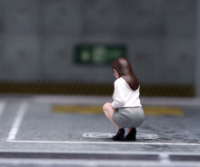 Load image into Gallery viewer, 1:64 Painted Figure Model Miniature Resin Sand Crouching Lady Beauty Suit Woman