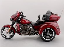 Load image into Gallery viewer, Maisto 1:12 Red 2021 CVO TRI Glide Sports Model Toy Diecast Metal Motorcycle
