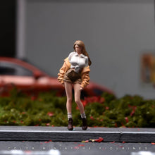 Load image into Gallery viewer, 1:24 Painted Figure Model Miniature Resin Diorama Sand Long Hair Walking Lady