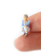 Load image into Gallery viewer, 1:64 Painted Figure Mini Model Miniature Resin Diorama Stargazing Camping Family