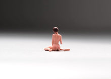 Load image into Gallery viewer, 1:64 Painted Figure Model Miniature Resin Diorama Sand Naked Kneeling Girl Lady New