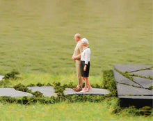 Load image into Gallery viewer, 1:24 Painted Figure Model Miniature Resin Diorama Sand Elderly Couple Lovers