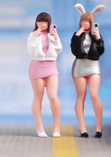 Load image into Gallery viewer, 1:64 Painted Figure Model Miniature Resin Diorama Sand Selfie Pretty Girl Lady