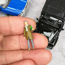 Load image into Gallery viewer, 1:64 Painted Figure Mini Model Miniature Resin Diorama Cheers Chat Drinking Man