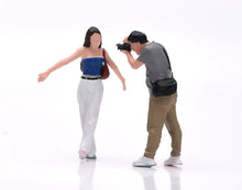 Load image into Gallery viewer, 1:24 Painted Figure Model Miniature Resin Diorama Sand Taking Photo Couple Set