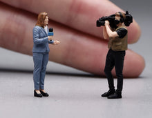 Load image into Gallery viewer, 1:64 Painted Figure Model Miniature Resin Diorama Toy Journalist Interview Set