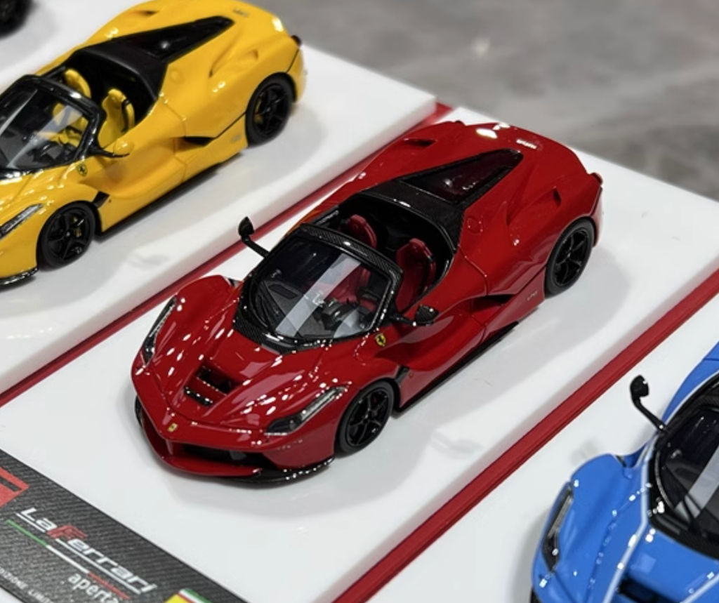 DMH 1:64 Red Laferrari Aperta Convertible Sports Model Diecast DMH 1:64 Red Laferrari Aperta Convertible Sports Model Diecast