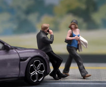 Load image into Gallery viewer, 1:24 Painted Figure Model Miniature Resin Diorama Sand Street Couple Set
