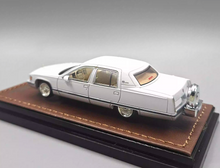 Load image into Gallery viewer, GOC 1:64 White Fleetwood American Classic Vintage Model Diecast Metal Car New Collection