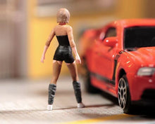 Load image into Gallery viewer, 1:24 Painted Figure Model Miniature Resin Diorama Sand Short Hair Beauty Lady