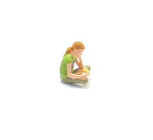 Load image into Gallery viewer, 1:64 Painted Figure Mini Model Miniature Resin Diorama Sand Kid Child Boy Girl
