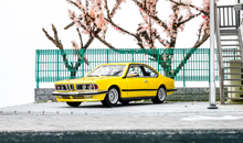 Load image into Gallery viewer, SW 1:64 Yellow E24 635 CSI Couple Classic Sports Model Diecast Metal Car New