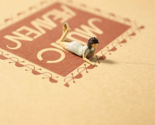 Load image into Gallery viewer, 1:64 Painted Figure Model Miniature Resin Diorama Sand Outdoor Camping picnic