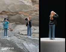 Load image into Gallery viewer, 1:64 Painted Figure Mini Model Miniature Resin Diorama Sand Taking Picture Girl New Scene