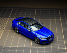 Load image into Gallery viewer, Howie 1:64 Blue F90 M5 Sedan Sports Model Diecast Metal Car New Collection