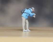 Load image into Gallery viewer, 1:64 Painted Figure Model Miniature Resin Diorama Sand Photographer Man Camera