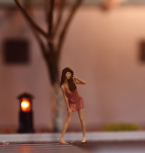 Load image into Gallery viewer, 1:64 Painted Figure Model Miniature Resin Diorama Sand Couple Photo Lovers Toy