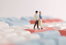 Load image into Gallery viewer, 1:64 Painted Figure Model Miniature Resin Diorama Sand Holding Hands Couple Love