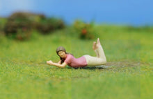 Load image into Gallery viewer, 1:64 Painted Figure Model Miniature Resin Diorama Outdoor Picnic Camping Reading Collection
