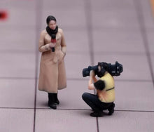 Load image into Gallery viewer, 1:64 Painted Figure Model Miniature Resin Diorama street interview Host Camera B