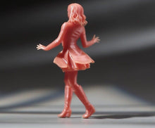 Load image into Gallery viewer, 1:64 Painted Unpainted Figure Model Miniature Resin Diorama Sand Walking Lady
