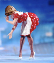 Load image into Gallery viewer, 1:64 Painted Unpainted Figure Model Miniature Resin Diorama Sexy Woman Bend Sand New