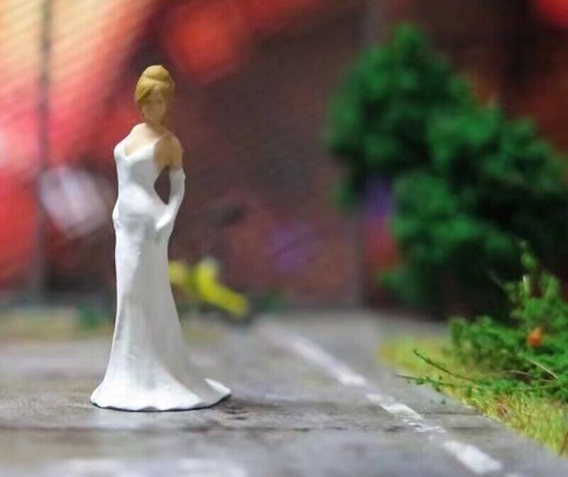 1:64 Painted Figure Mini Model Miniature Resin Diorama Sand Evening Dress Beauty