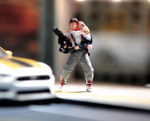 Load image into Gallery viewer, 1:64 Painted Figure Model Miniature Resin Diorama Sand Shooter Man With Kid Toy