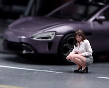Load image into Gallery viewer, 1:64 Painted Figure Model Miniature Resin Sand Crouching Lady Beauty Suit Woman