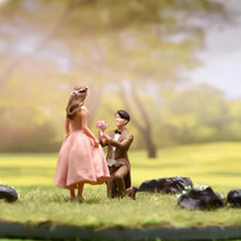 Load image into Gallery viewer, 1:24 Painted Figure Model Miniature Resin Diorama Sand Proposal Couple Wedding