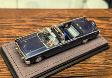 Load image into Gallery viewer, GOC 1:64 HEC Blue Continental X100 Luxury Limousine Model Diecast Metal Car