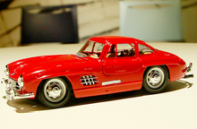 Load image into Gallery viewer, Bburago 1:24 Red 1954 300SL Classic Sports Model Toy Diecast Metal Car BN