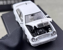 Load image into Gallery viewer, Maxwell 1:64 White E320 W210 Classic Sedan Sports Model Diecast Metal Car New Collection