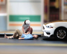 Load image into Gallery viewer, 1:64 Painted Figure Model Miniature Resin Diorama Sand Emergency Aid Lady Man