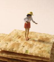Load image into Gallery viewer, 1:64 Painted Figure Model Miniature Resin Diorama Sand Outdoor Picnic BBQ Party
