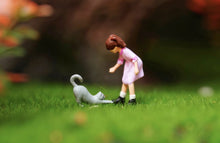 Load image into Gallery viewer, 1:64 Painted Figure Model Miniature Resin Diorama Sand Pet Walk Cat Kitten Toy