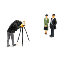 Load image into Gallery viewer, 1:64 Painted Figure Mini Model Miniature Resin Diorama Nostalgic Photo Studio
