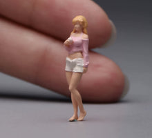 Load image into Gallery viewer, 1:64 Painted Figure Model Miniature Resin Diorama Sand Toy Pretty Blond Girl