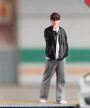 Load image into Gallery viewer, 1:64 Painted Figure Model Miniature Resin Diorama Sand Smoking Boy Man Casual