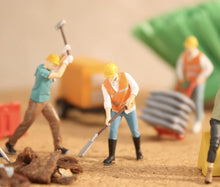Load image into Gallery viewer, 1:64 Painted Figure Mini Model Miniature Resin Diorama Sand Road Repair Workers Collection