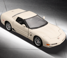 Load image into Gallery viewer, Maisto 1:24 White Corvette Z06 Coupe Racing Sports Model Diecast Metal Car New Collection