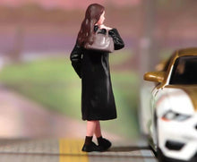 Load image into Gallery viewer, 1:64 Painted Figure Model Miniature Resin Diorama Sand Walking Girl With Bag Toy New Collection